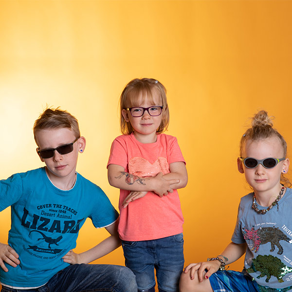KBT Optik führt auch Kinderbrillen verschiedener Marken und rechnet mit allen gängigen gesetzlichen Krankenkassen Rezept für Kinderbrillen ab.